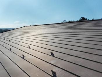 屋根材の種類の1つ「スレート屋根」とは？葺き替えの目安についても解説！