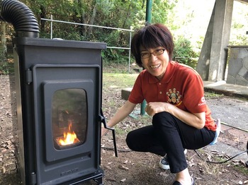 生火とキャンプ場にテンションの上がる永美花.jpg