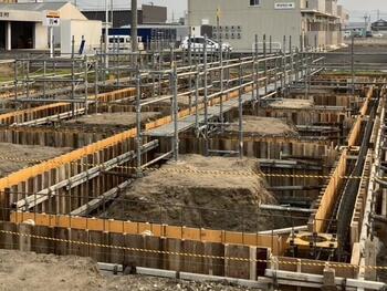 新社屋基礎型枠組み4002002.JPGのサムネイル画像