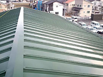 太陽光発電システム工事の前に屋根を塗装で保護いたしました。