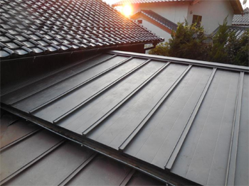 老朽化の進んだトタン屋根を遮熱GL鋼板にリニューアル。担当須田