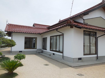 素敵なお庭に負けないぐらいの純白仕様な外壁になりました。