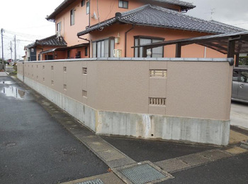 外壁だけの予定でしたが、塀塗装もお願いする事になりました。