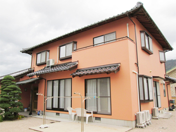 思い切った配色で外壁の色をイメージチェンジできました。明るい印象になり満足です。