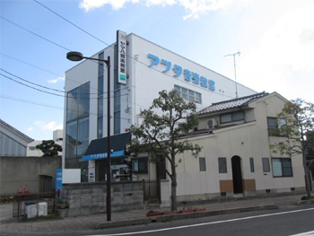 水色看板と白い艶消し塗料で落ち着いた雰囲気にリニューアル